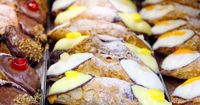 Cannoli siciliens (Ricetta di Nonna Yolanda)<span class="rating-result after_title mr-filter rating-result-612" >	<span class="mr-star-rating">			    <i class="fa fa-star mr-star-full"></i>	    	    <i class="fa fa-star mr-star-full"></i>	    	    <i class="fa fa-star mr-star-full"></i>	    	    <i class="fa fa-star mr-star-full"></i>	    	    <i class="fa fa-star mr-star-full"></i>	    </span><span class="star-result">	5/5</span>			<span class="count">				(3)			</span>			</span>